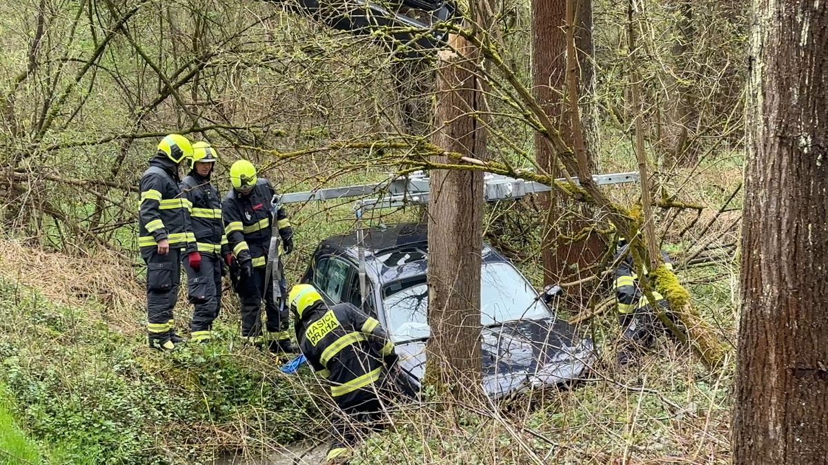 Havarované BMW bez řidiče bylo nalezeno v potoce na okraji Prahy